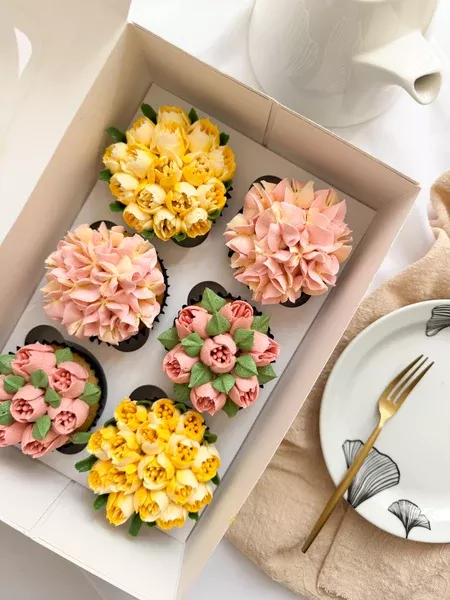Box of 6 Vanilla Flower Cupcakes