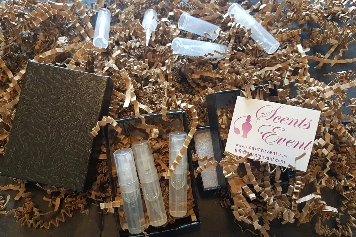 THREE SAMPLES (2ml each)( 6 ml / 60 sprays )